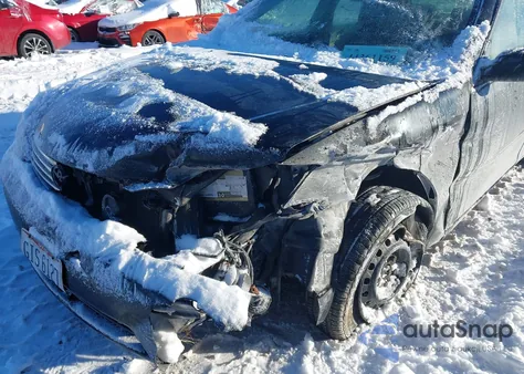 2005 Toyota Camry Le z USA, uszkodzony, nr VIN 4T1BE30K05U037557